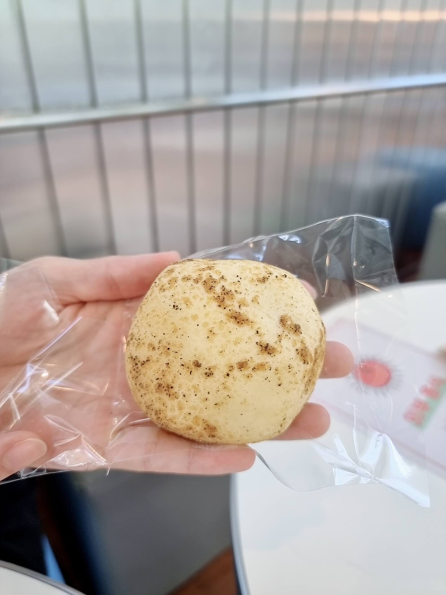 춘천감자빵을 한손으로 잡아봄