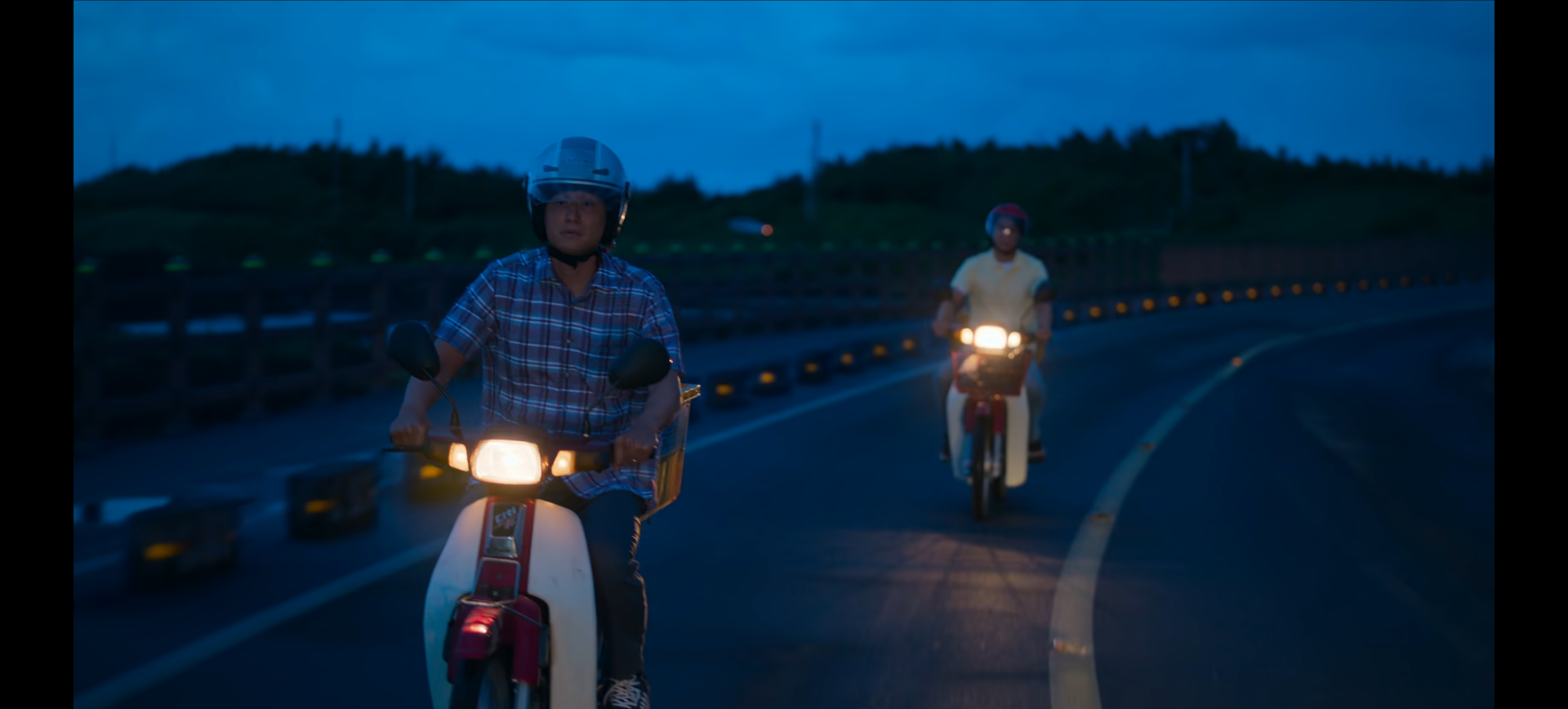 오징어 배달하는 관식과 은명