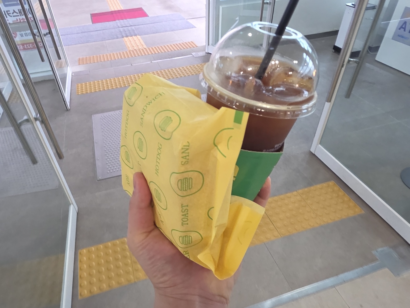 포장된 토스트와 커피