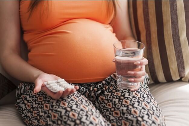 약을-들고있는-임산부
