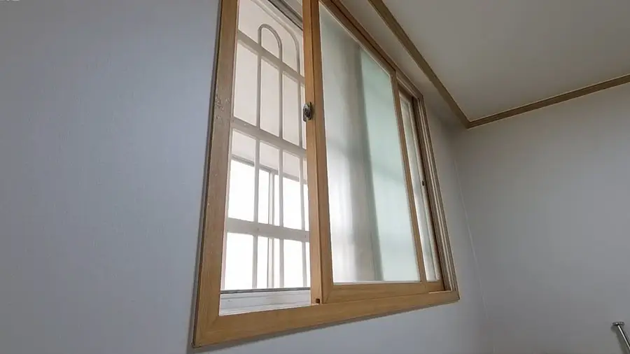 방 창문과 방충망