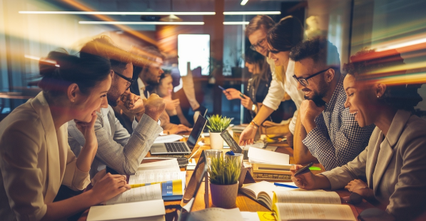 직장인들이 모여 각자 자기계발하며 스터지 하는 이미지