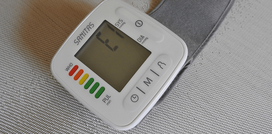 혈압에 좋은 차&amp;#44; 혈압 측정 기계와 혈압을 측정 하고 있다 - 2