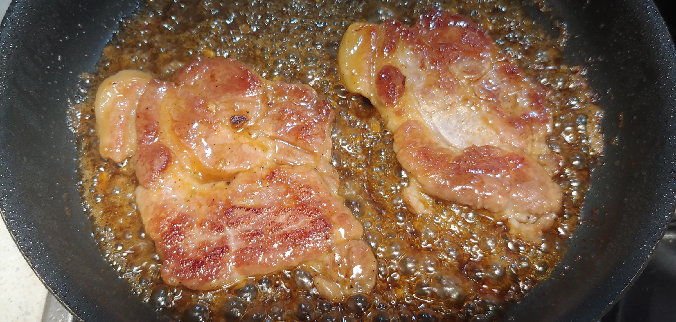 고기에 입혀지며 졸여집니다.