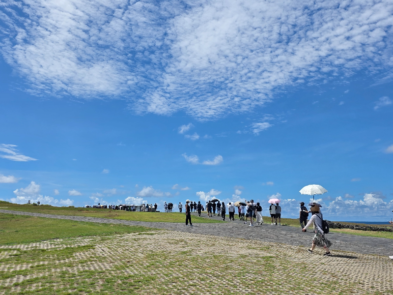 제주 마라도. 하늘은 높고 맑다. 사람들이 줄 지어 언덕을 오르고 있다. 고요하고 평화롭다. 넓다.