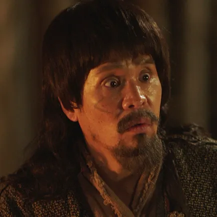 얼굴에 칼자국이 있는 40대 남성이 허름한 회색 옷을 입고 있는 아라문의 검 검불 캐릭터