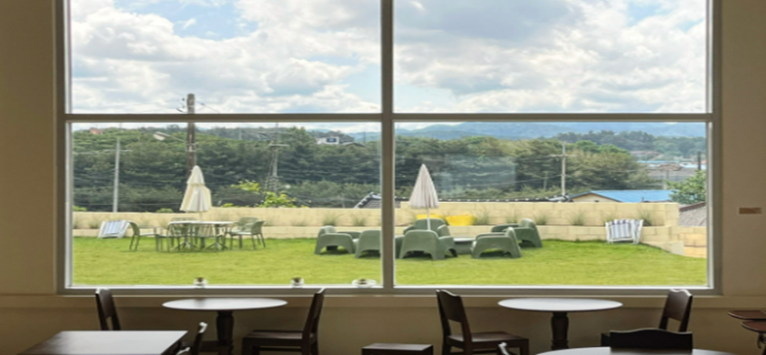 아온카페 내부 전경