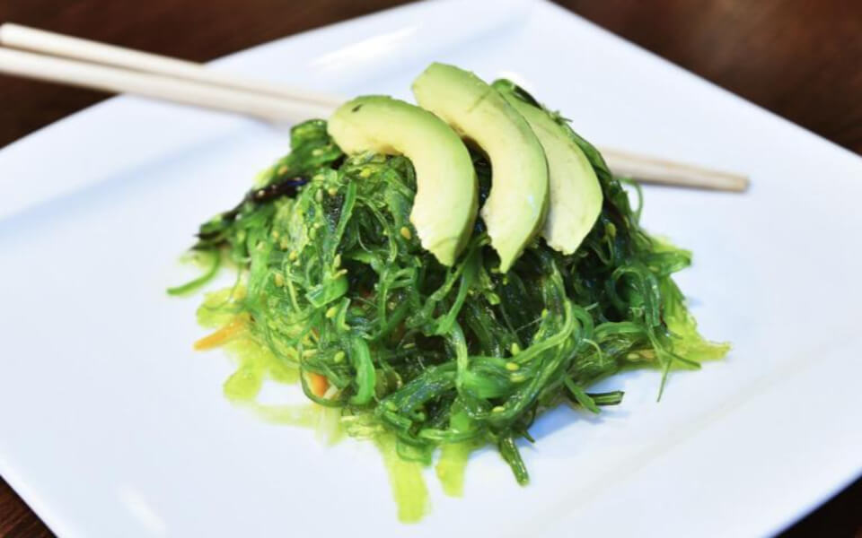 접시에 담긴 미역 줄기 요리 사진