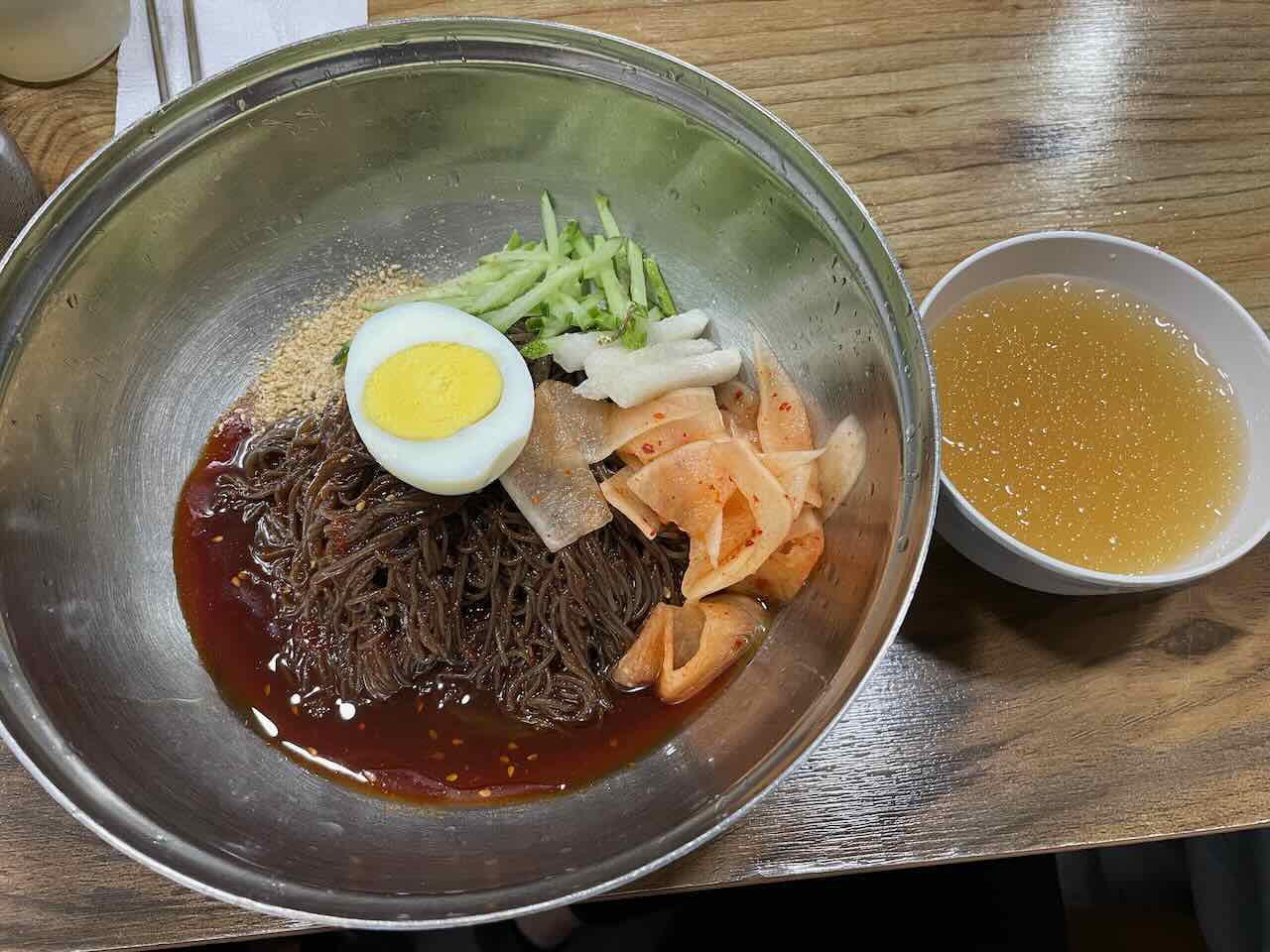비빔냉면과 육수가 나온 모습