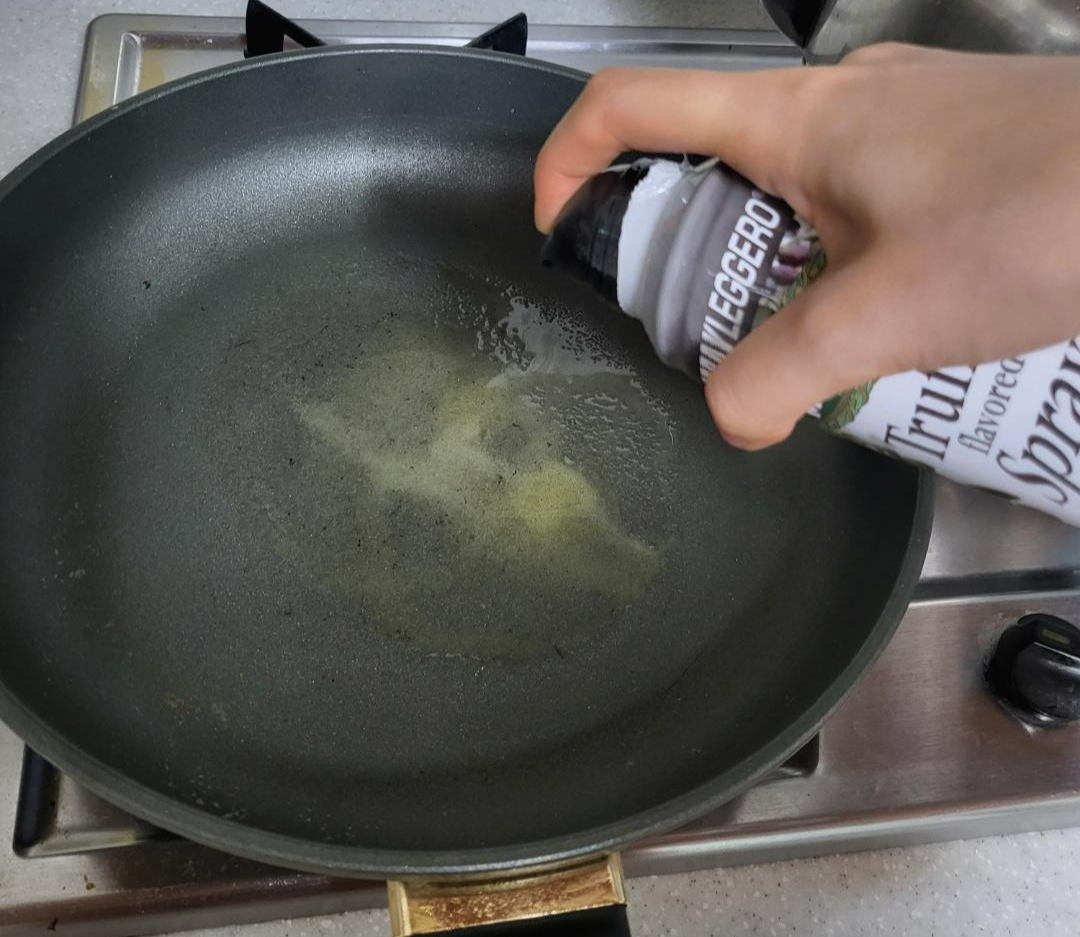 올리브유 두르는 중