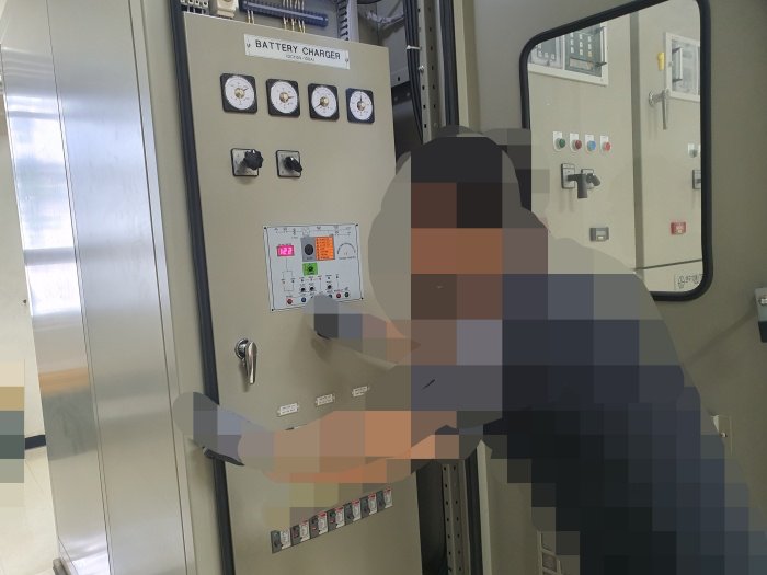 정류기반-점검하는-전기기술자