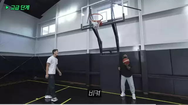 전태풍 최근영상 중 하나로 왼손으로 공을 컨트롤 하는 모습을 보여주는 영상