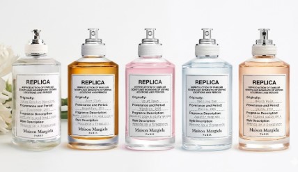 img src="maison-margiela-replica-perfume-collection.jpg" alt="다양한 종류의 메종 마르지엘라 레플리카 향수 보틀이 나열된 감성적인 데스크테리어 사진"