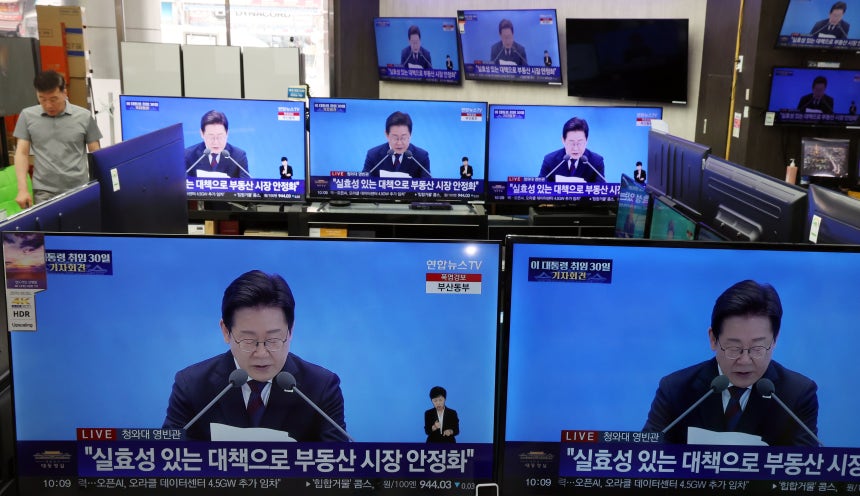 3일 서울 용산구 전자랜드 매장에서 상인이 '대통령의 30일, 언론이 묻고 국민에게 답하다'라는 이재명 대통령 기자회견을 보고 있다.