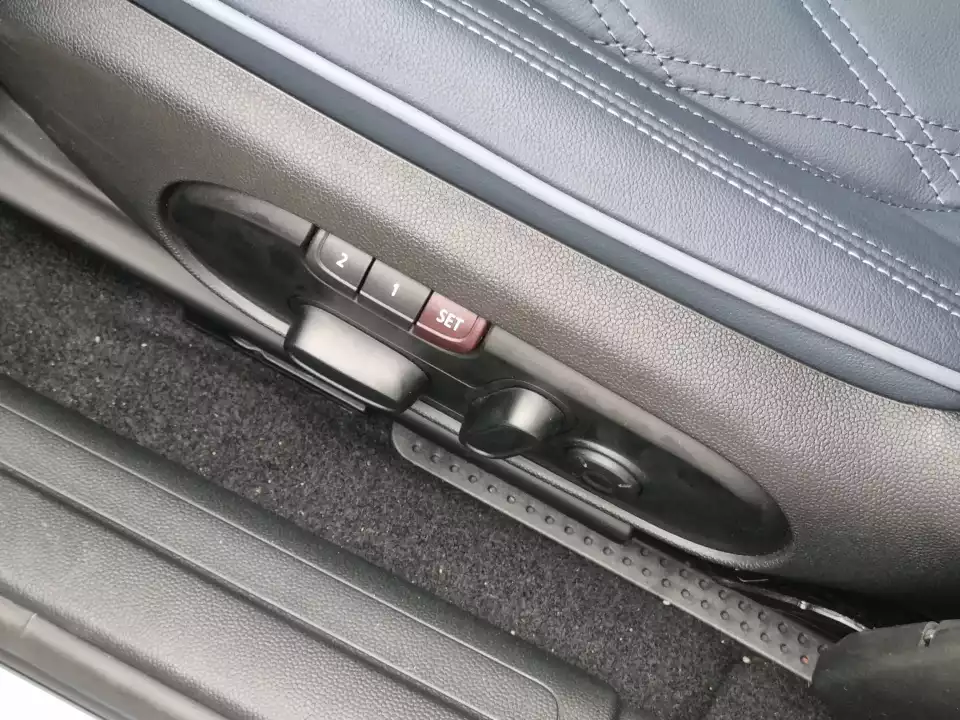 클럽맨 S의 1열 시트는 전동식으로 움직이며 운전석 메모리 기능도 됩니다.