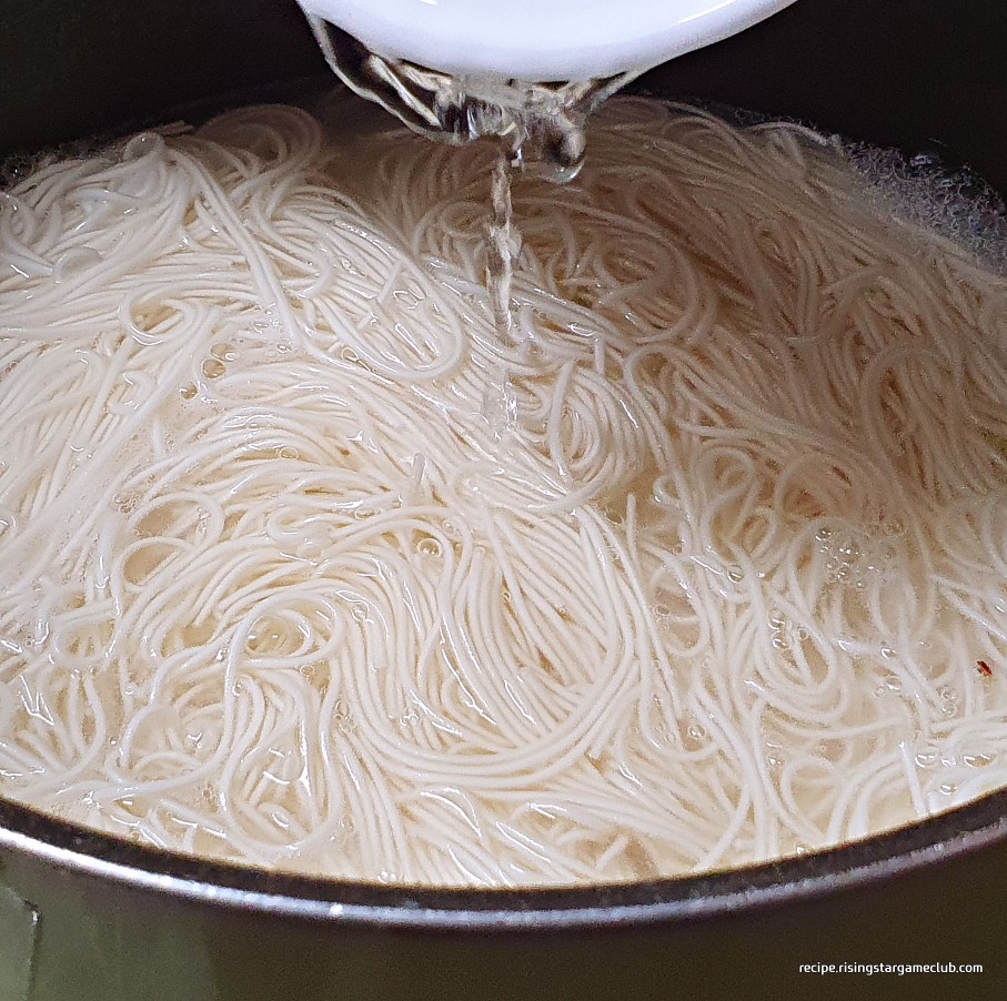 두부로 만드는 간단한 콩국수에 들어갈 소면 삶다가 거품이 올라오면 찬물을 약간 넣어 거품을 가라 앉혀주기