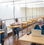 중장년층이 연금 계획을 세우는 모습