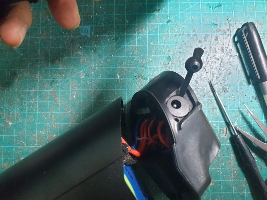 새 충전단자에 보호캡 추가