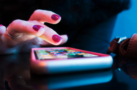 핸드폰 만지는 손