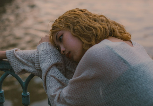 무표정으로 엎드려있는 노란머리 여자