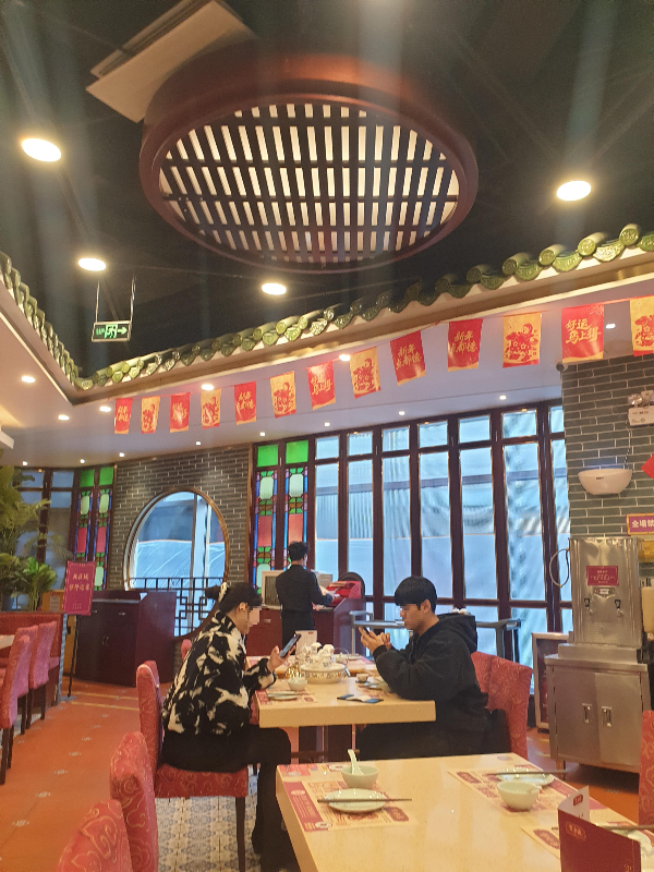 벽면의 둥근 창과 천정의 둥근 구조물이 중국 모습을 보여준다.