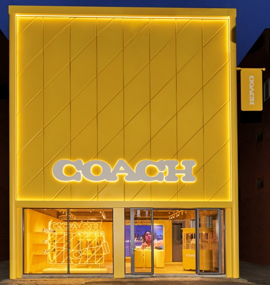 코치(Coach)의 기원과 변화를 소개하는 역사 자료 이미지입니다.