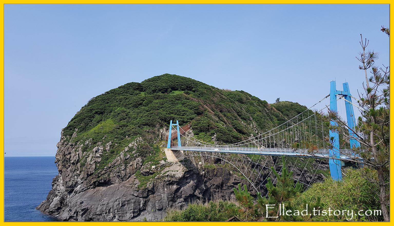 울릉도와 관음도를 연결하는 연도교가 보인다.