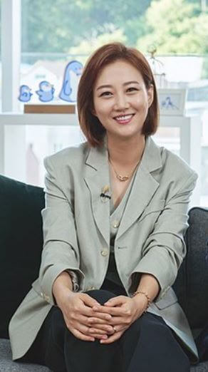 장윤정-소파-착석