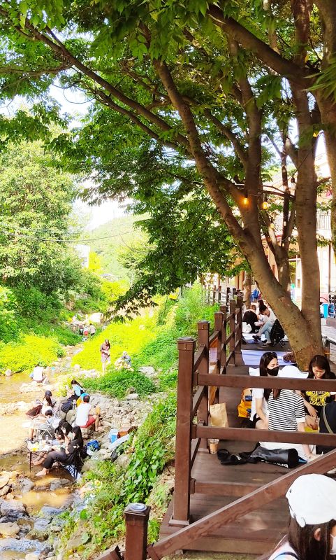 계곡 위로 돗자리를깔수 있는 데크