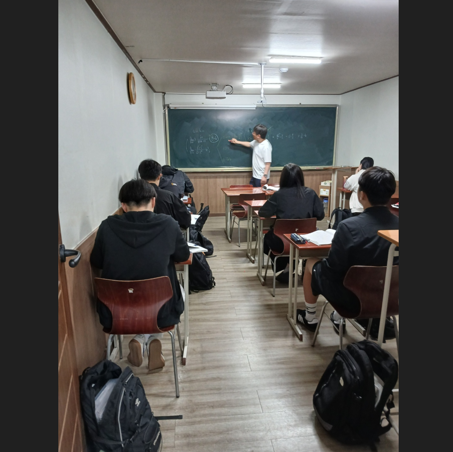 고등학생이 수학 수업하는 모습의 사진