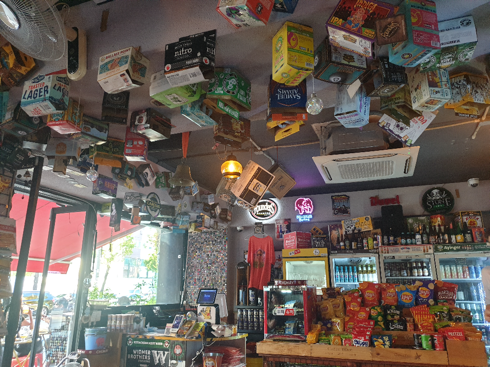 천정에 맥주 박스들을 부착해 놓았다. 독특한 이 집만의 분위기가 느껴진다.