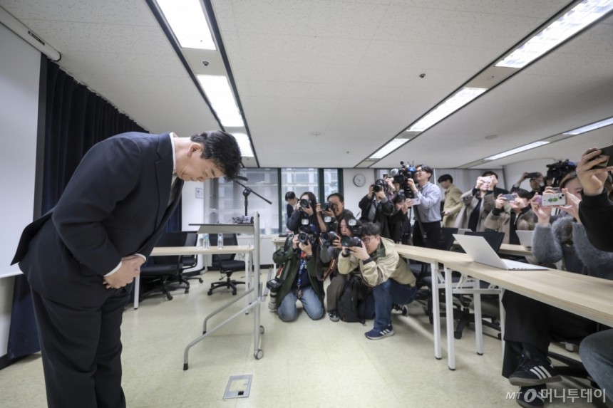 백종원 더본코리아 대표가 3월28일 서울 서초구의 한 회의공간에서 열린 더본코리아 주주총회에서 취재진에게 인사를 하고 있다.