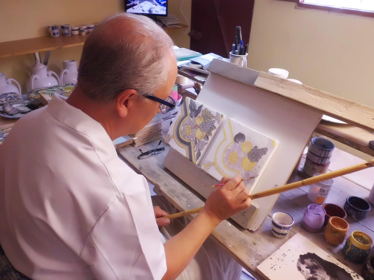 오래된 성경책을 복원하는 종교 서적 장인의 하루