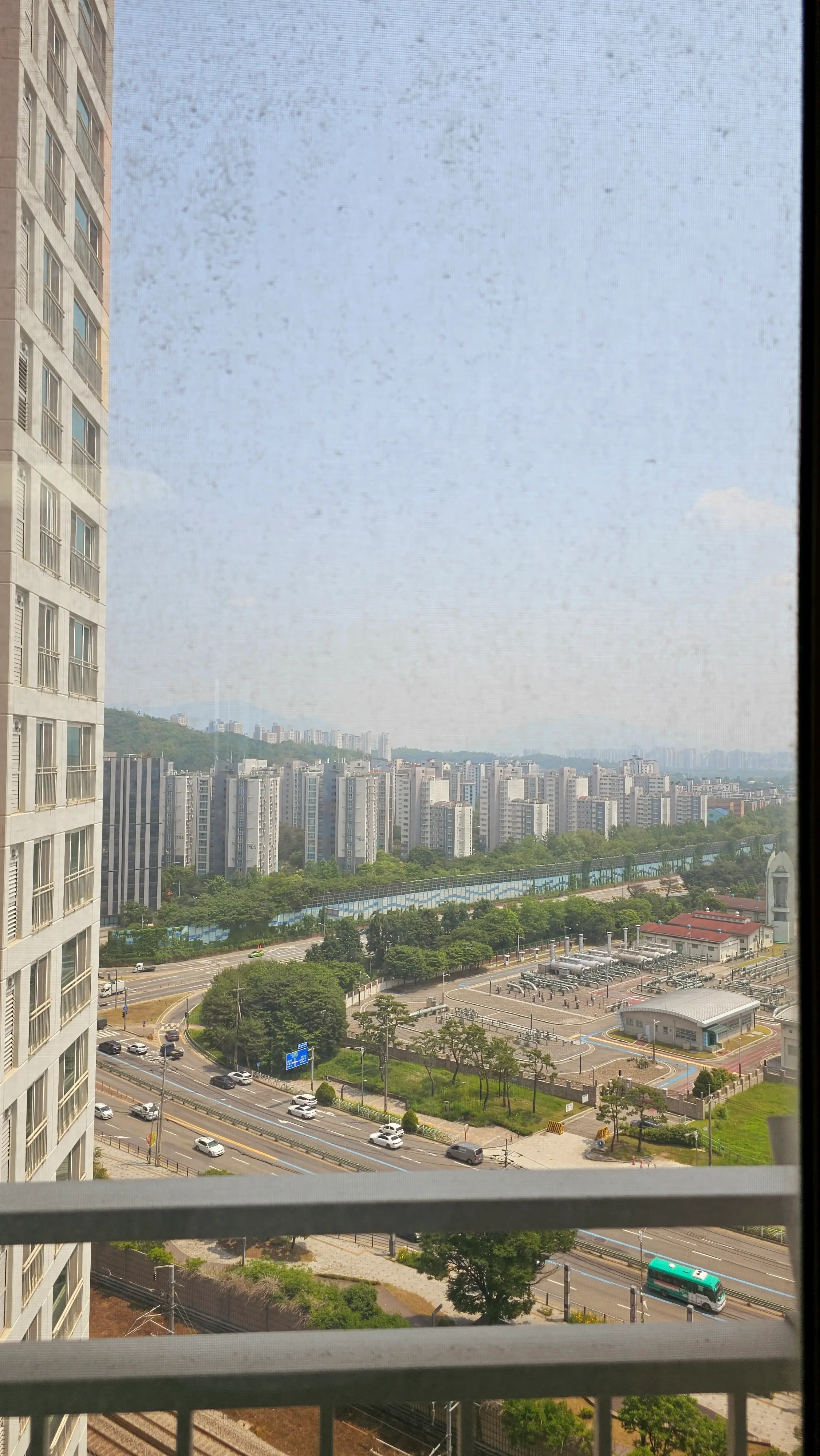 거실 유리 청소 전