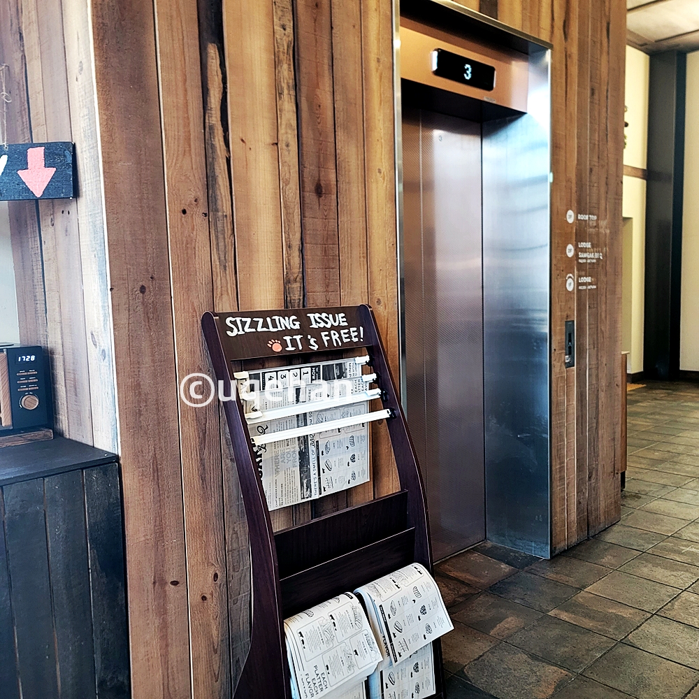 카페 럿지의 엘리베이터 사진이다.