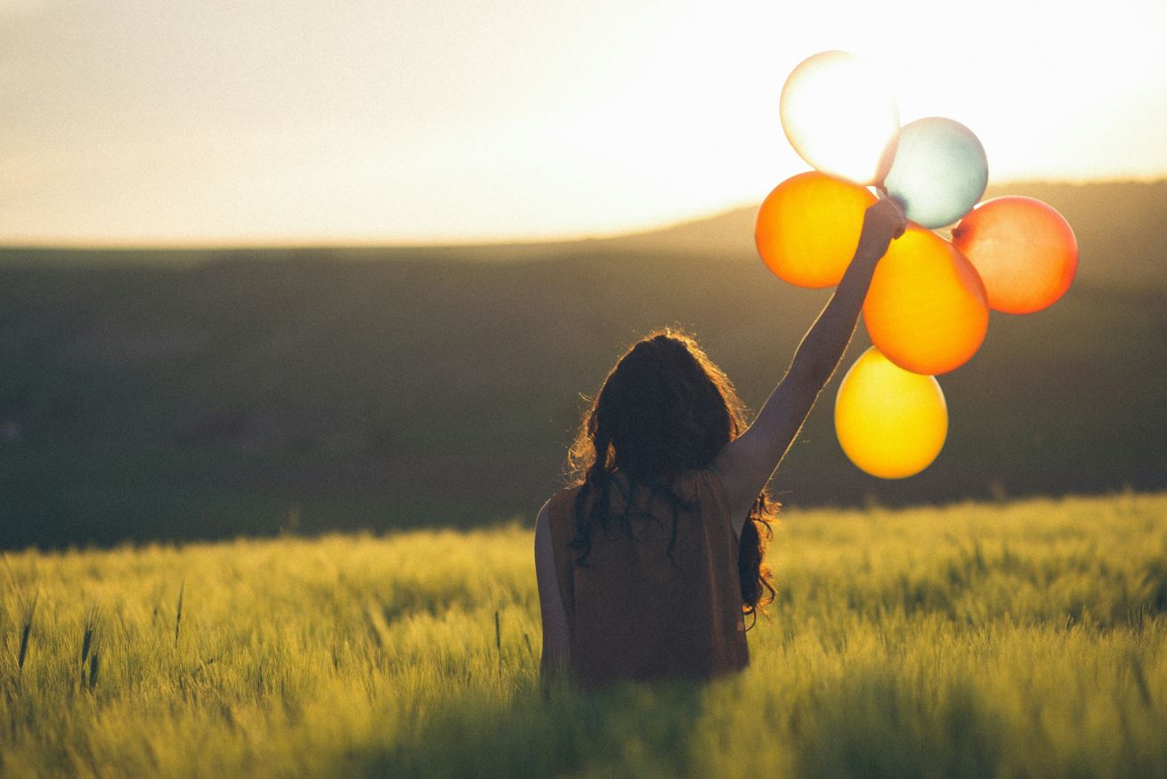 풍선을 들고 있는 여자 사진