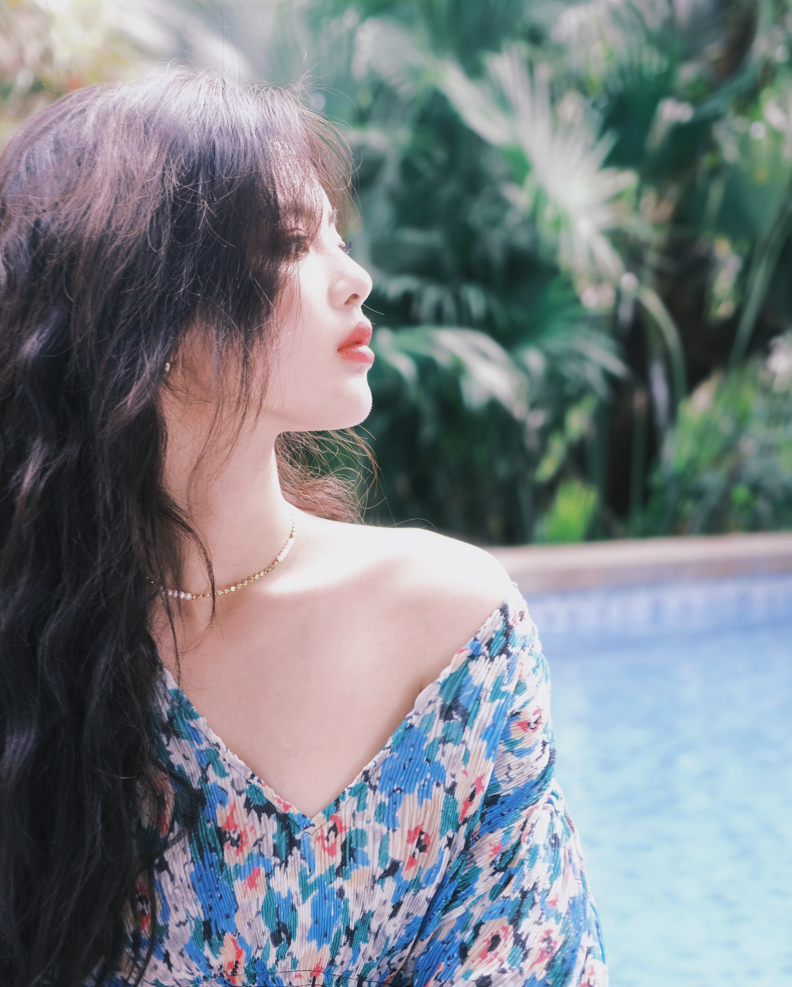 흐트러진 머리와 짙은 화장의 절묘한 조화