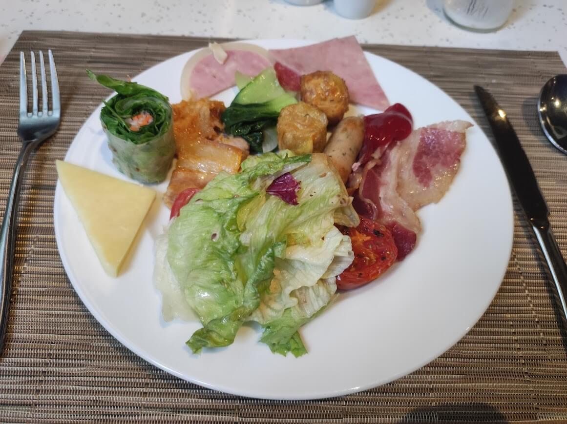 양식과 베트남식이 있는 조식 부페