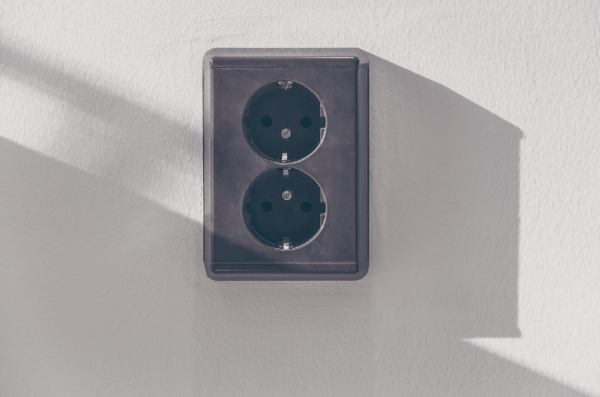 겨울철 전기요금을 보여주는 콘센트 이미지