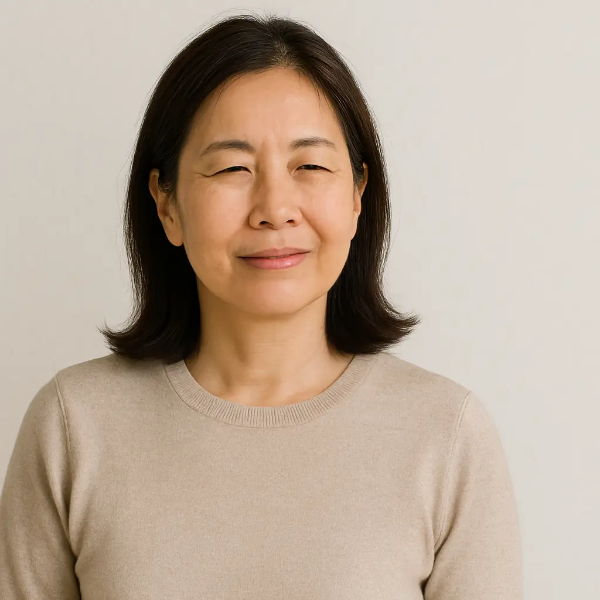 부드럽게 미소 짓는 중년 여성의 안정된 표정과 포즈로, 녹내장 증상이 완화된 회복된 이미지를 표현한 상반신 사진