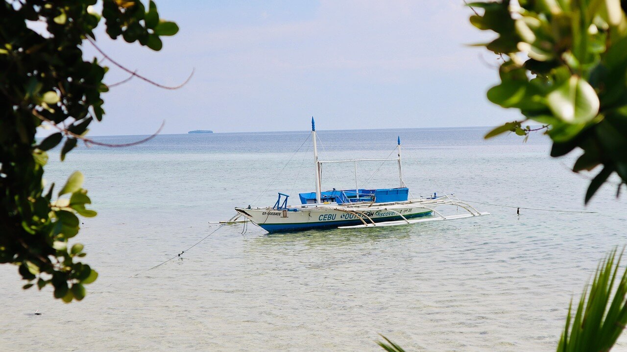 필리핀 세부 바다위에 떠있는 배