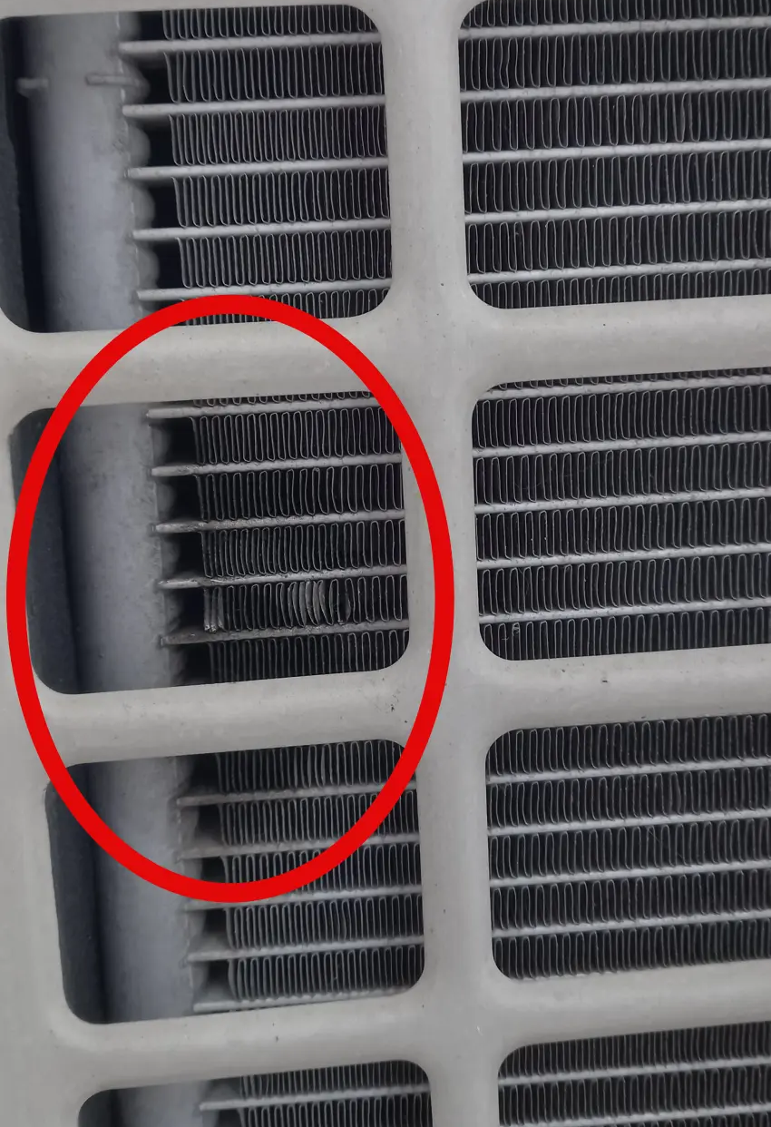 에어컨 실외기 뒷부분 표기 부분에서 누수 발생 흔적