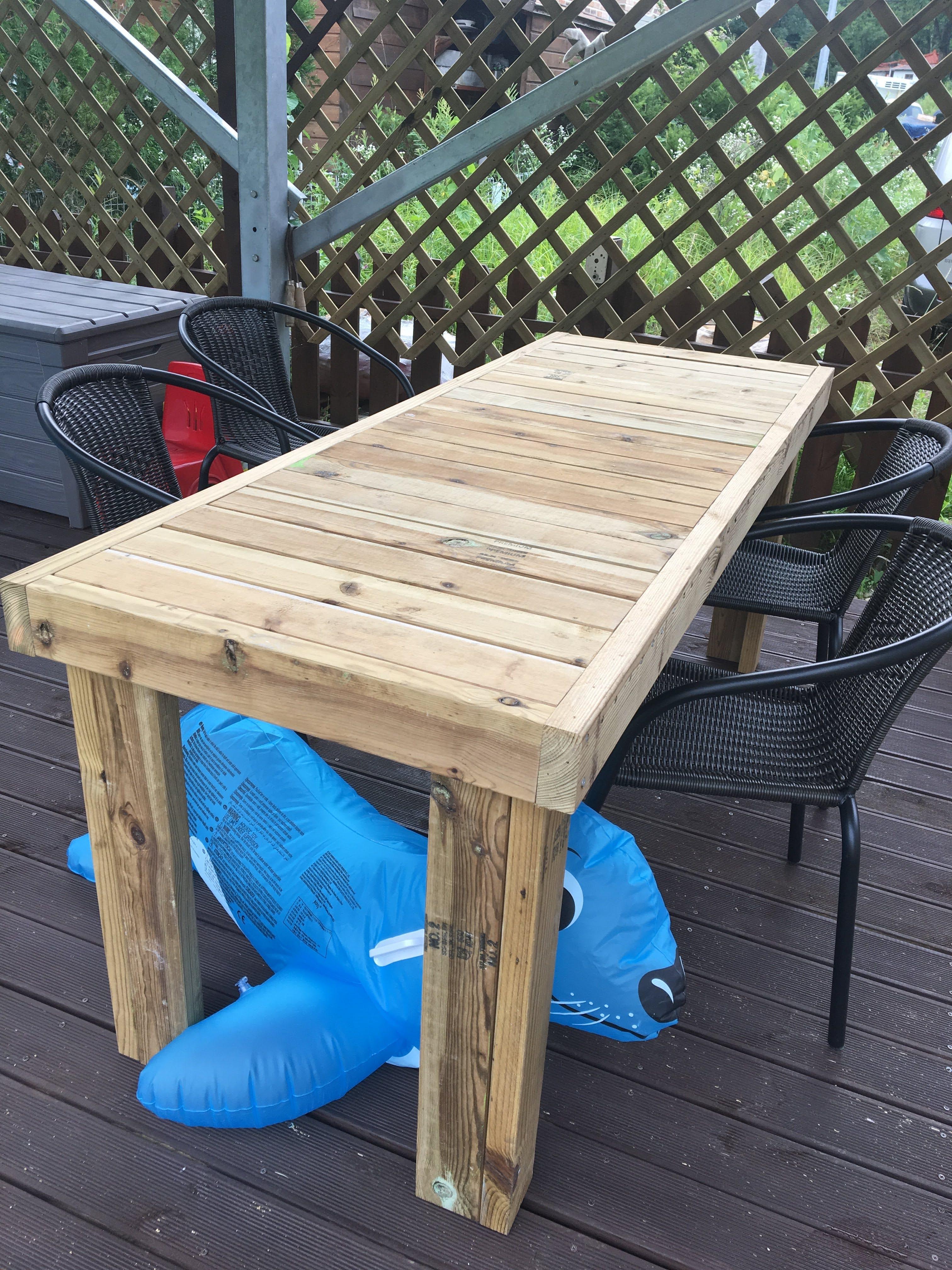 완성된 방부목 테이블