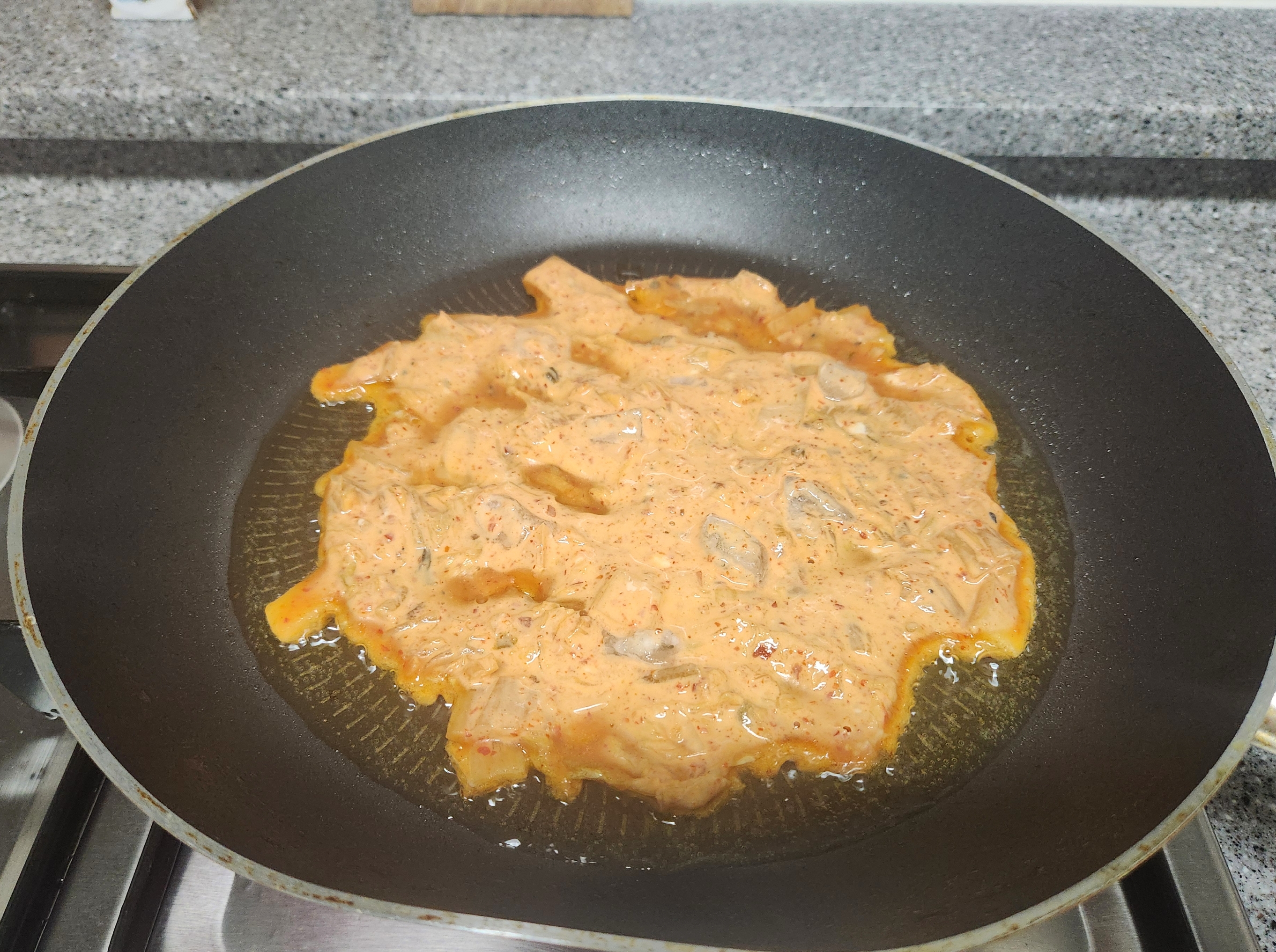 팬에 반죽을 올려 부침개를 만들고 있는 이미지