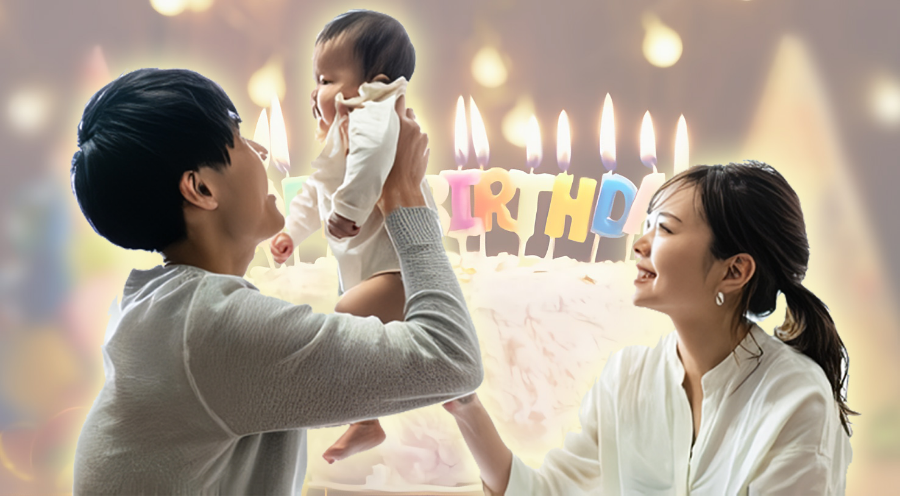 태어난 아이를 보고 기뻐하는 부모
