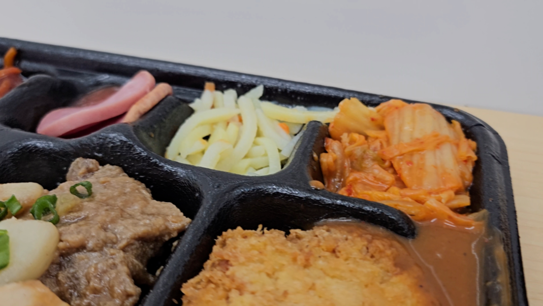 GS편의점에서 파는 혜자로운집밥 도시락의 감자볶음과 김치