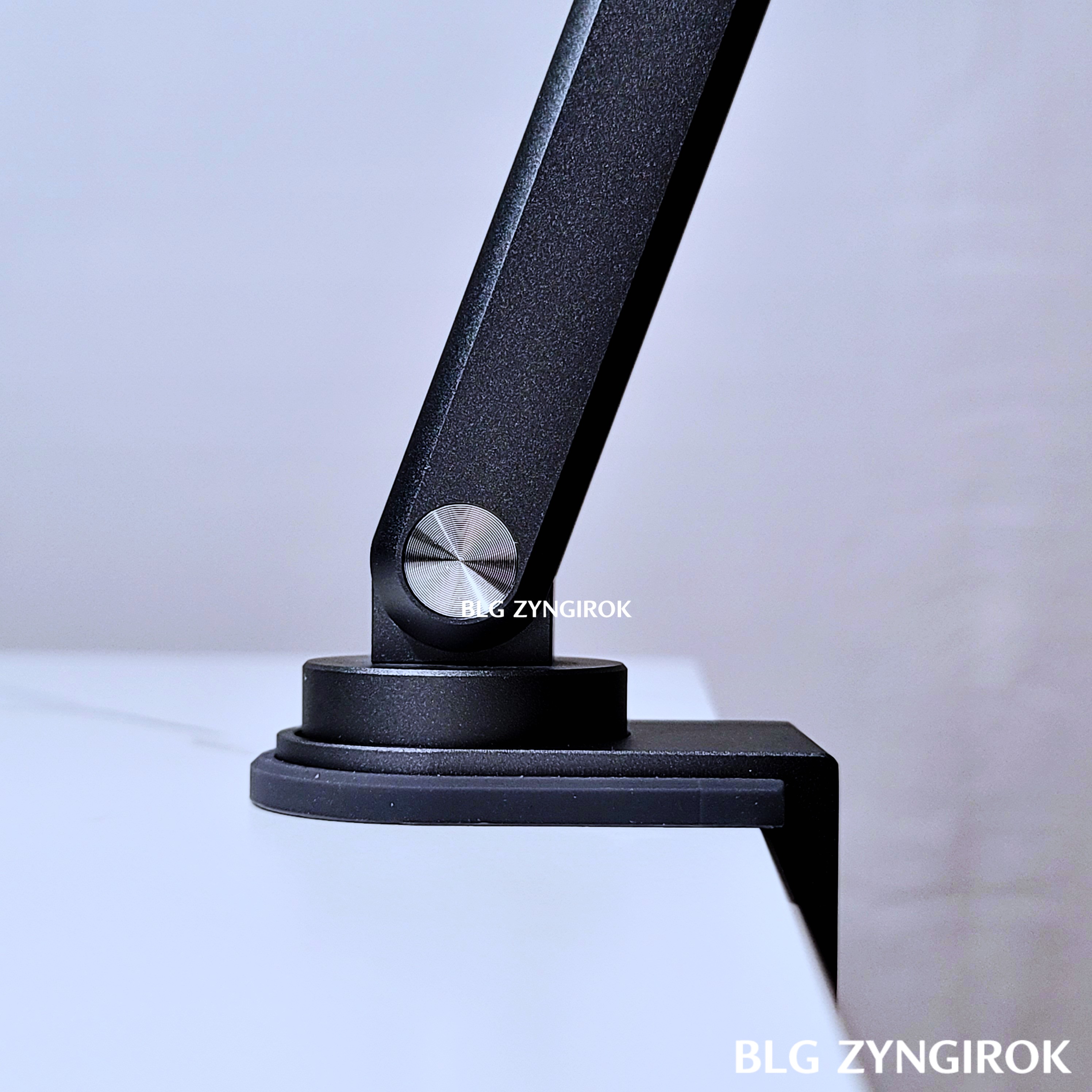 마그네틱 마운트 암이 뒤쪽으로 기울어져 있다.