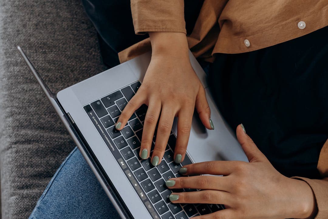 노트북으로 건강보험 환급금 신청 중인 손