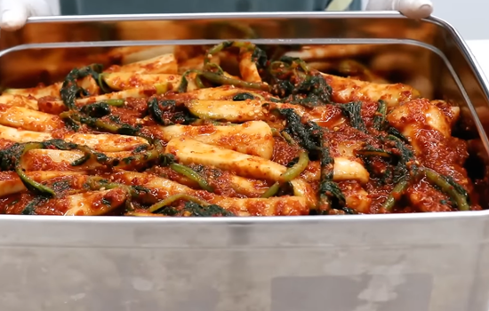 색상은 빨간색이며 새콤하고 먹을직스러운 총각김치 완성 하였습니다.