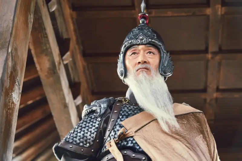 영화 노량- 바다를 바라보고 있는 허준호